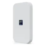 Ubiquiti UniFi 5G Max, matomas iš šono su 2.5 Gigabit Ethernet jungtimi
