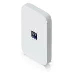 Ubiquiti UniFi 5G Max, vaizdas iš šono su matomais prievadais