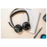 HP Poly Voyager Focus 2 ausinės su USB-C adapteriu ir įkrovimo stovu