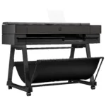 HP Designjet T850 spausdintuvas, matomas iš šono, su atidarytu popieriaus padėklu