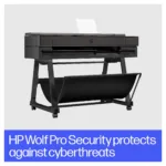 HP Designjet T850 spausdintuvas, matomas iš šono, su atidarytu popieriaus padėklu