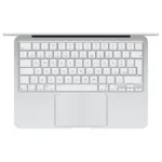 Apple MacBook Neo 13-colių, matomas iš šono, su atidarytu ekranu