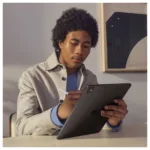 Apple iPad Pro 13 colių, vaizdas iš šono su matomais jungtimis