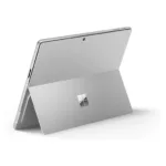 Microsoft Surface Pro 11 Copilot+ PC, vaizdas iš šono su atidarytu ekranu